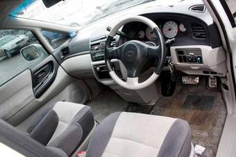 2001 Nissan Bassara Pictures