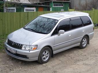 2001 Nissan Bassara Pictures