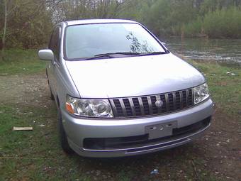 2001 Nissan Bassara Photos