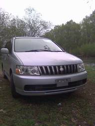 2001 Nissan Bassara Pictures