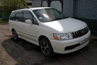 2001 Nissan Bassara Pictures