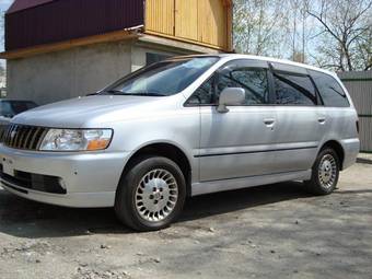 2001 Nissan Bassara Pictures