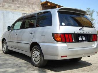 2001 Nissan Bassara Pictures