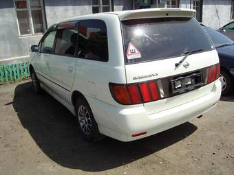 2001 Nissan Bassara Photos