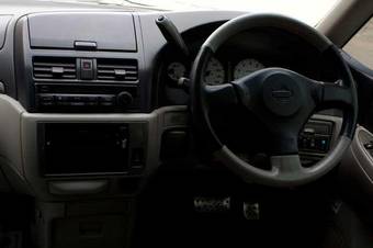 2001 Nissan Bassara Pictures