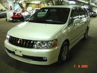 2001 Nissan Bassara Pictures