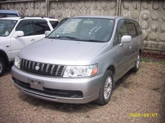 2001 Nissan Bassara Pictures