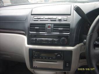 2001 Nissan Bassara Pictures