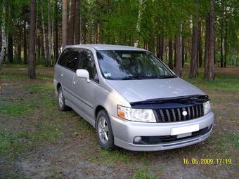 2001 Nissan Bassara Pictures
