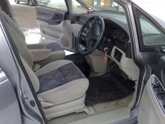 2002 Nissan Bassara Pictures