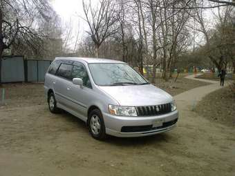 2002 Nissan Bassara Pictures