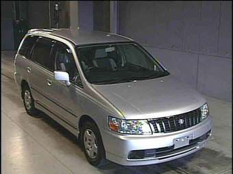 2002 Nissan Bassara Pictures