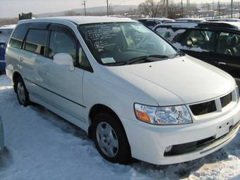 2002 Nissan Bassara Pictures
