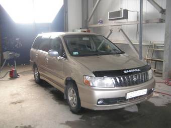 2002 Nissan Bassara Pictures