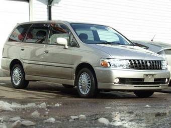2002 Nissan Bassara Pictures