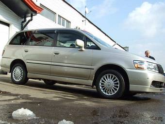 2002 Nissan Bassara Pictures