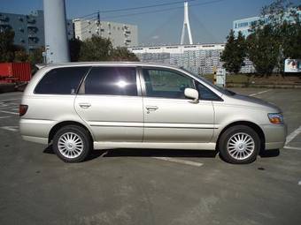 2002 Nissan Bassara Photos