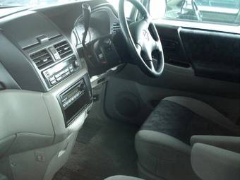 2003 Nissan Bassara Pictures
