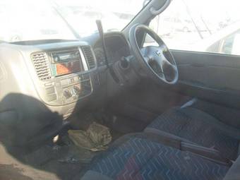 2001 Nissan Caravan Images