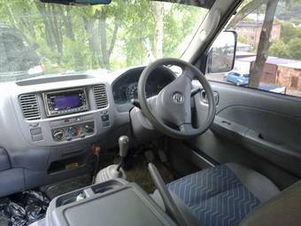 2001 Nissan Caravan Photos