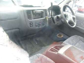 2002 Nissan Caravan Photos
