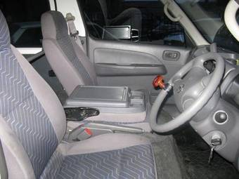 2002 Nissan Caravan Images