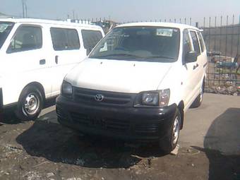 2002 Nissan Caravan Photos