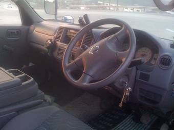 2002 Nissan Caravan Photos
