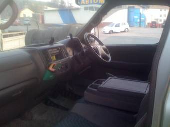 2002 Nissan Caravan Photos
