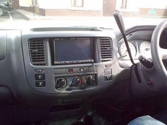 2002 Nissan Caravan Pictures