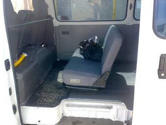 2002 Nissan Caravan Photos