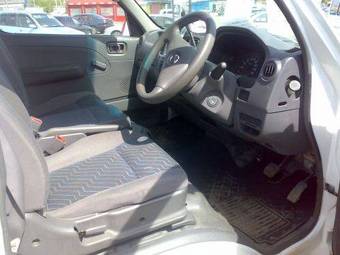 2002 Nissan Caravan Pictures