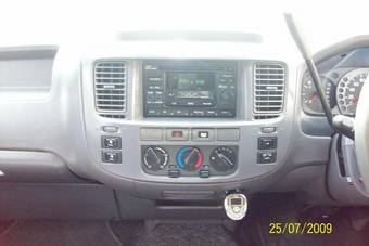 2002 Nissan Caravan Pictures