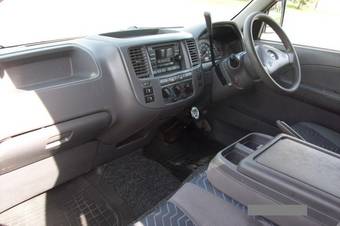 2002 Nissan Caravan Photos