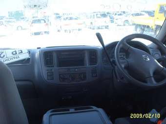 2003 Nissan Caravan Photos