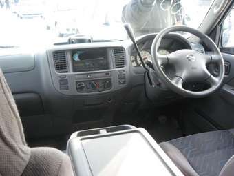 2003 Nissan Caravan Photos