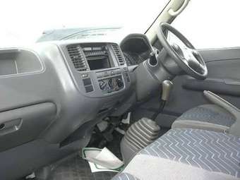 2003 Nissan Caravan Images