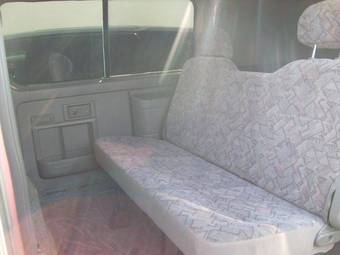 2003 Nissan Caravan Photos