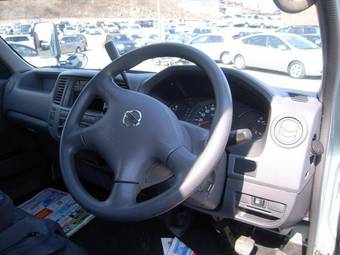 2003 Nissan Caravan Photos