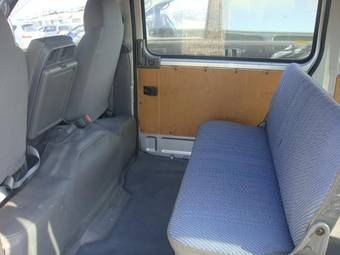 2003 Nissan Caravan Pictures