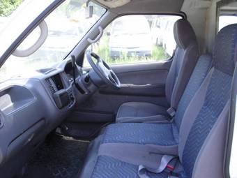2003 Nissan Caravan Photos