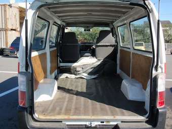 2004 Nissan Caravan Pictures