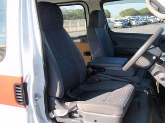 2004 Nissan Caravan Photos