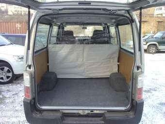 2004 Nissan Caravan Pictures