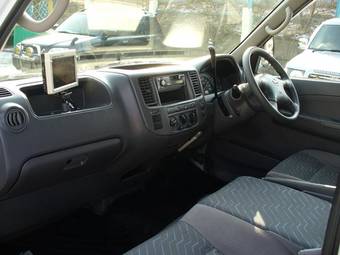 2004 Nissan Caravan Pictures