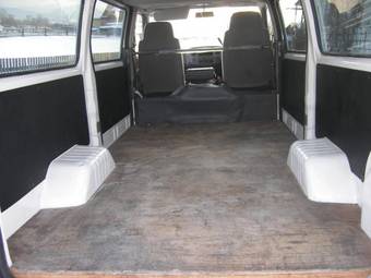 2004 Nissan Caravan Pictures