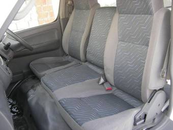2004 Nissan Caravan Photos