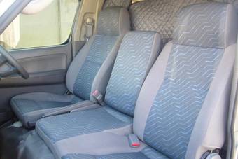 2004 Nissan Caravan Pictures