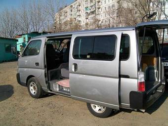 2004 Nissan Caravan Photos