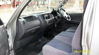 2004 Nissan Caravan Images